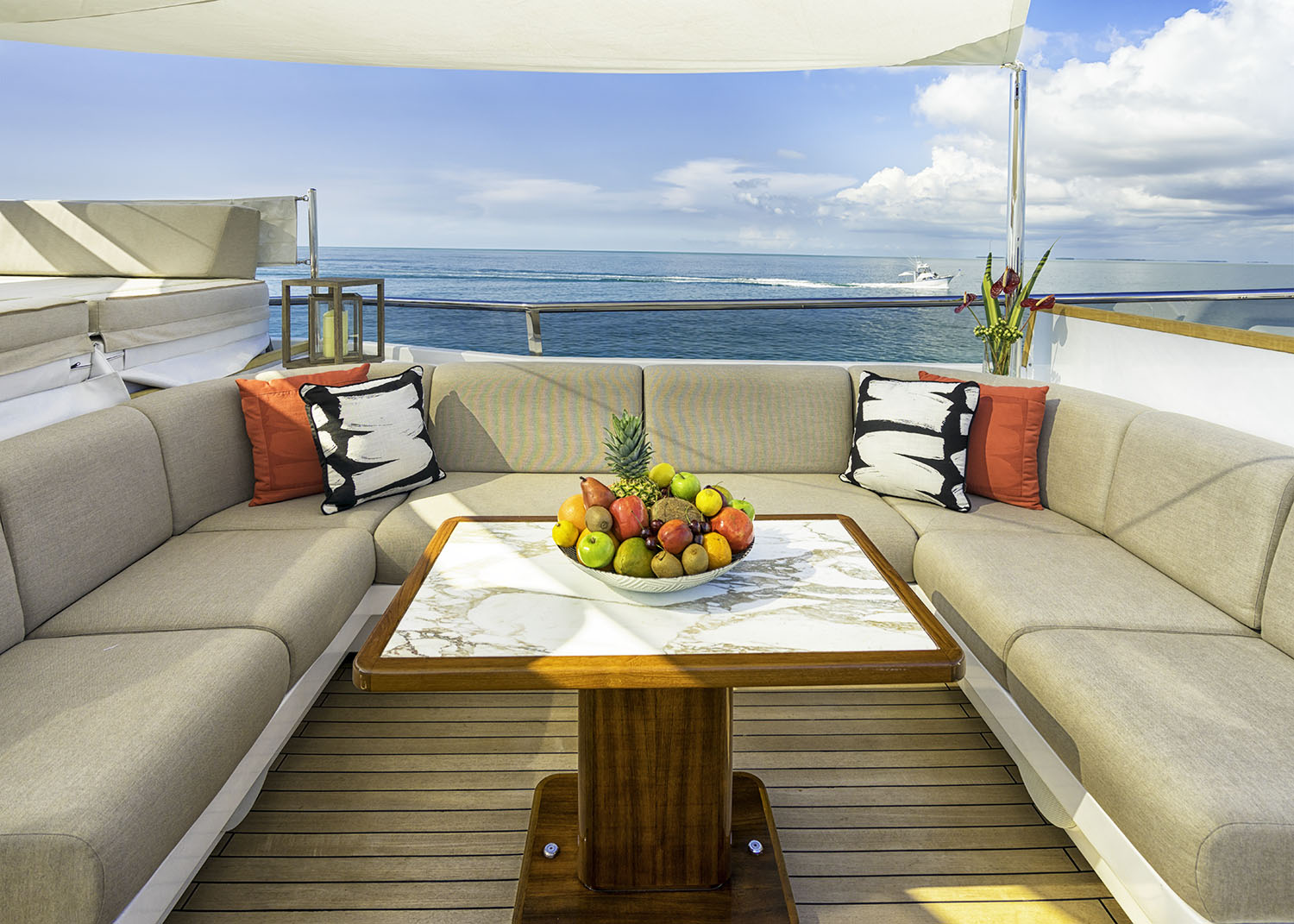 alfresco-dining-luxury-yacht-browser-by-charterworld-superyacht-charter